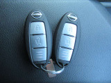 【 インテリジェントキー 】 キーを持っていればエンジン始動でき、ドアノブのボタンで車の鍵の開錠と施錠もできます。キーを取り出す手間がなくなります。もちろんスペアもございます。