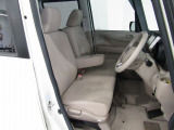 フロントシートはベンチシートです、運転席と助手席の移動が簡単です。真ん中にはアームレストも装備されています!