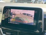 ギヤセレクターレバーをリバース(R)に入れると、バックカメラが作動し後方の映像をディスプレイに映し出します。緑のガイドラインと赤い停止ラインで車両後退時の安全をサポートします。