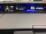 デジタルのスピードメーターとタコメーターを大きく配した見やすいメーター部になっています。左側のインフォメーション画面でオドメーターや燃費などの情報を確認できます。