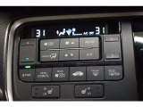 【標準装備】トリプルゾーンコントロール・フルオートエアコンディショナー    運転席、助手席、後席の3つのゾーンそれぞれで、お好みの温度設定ができます。