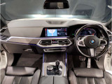 ◆ドライバーに向けて角度がつけられたインパネや人間工学に基づいて配置された各スイッチ類など、BMWのインテリアはドライバー優先に設計されています◆