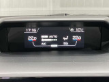 【デュアルオートエアコン】温度表示はメーターで確認 運転席と助手席とそれぞれ温度設定が可能!