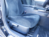 電動シートリフター搭載で座席の調節が簡単かつ自由自在!