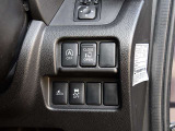 運転席の右側にはアイドリングストップ、オートスライドドアなどの操作スイッチが有ります。