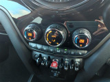 デュアルオートエアコン:運転席・助手席それぞれで温度設定が可能な独立式オートエアコンを標準装備しております!