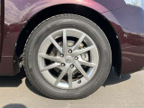 タイヤサイズは205/60R16。残り溝は安心の約5ミリ。