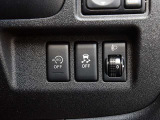 運転席の右側にはヘッドランプレベライザー、VDC、アイドリングストップのスイッチが付いています。