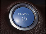 《エンジン始動パワースイッチ》エンジン起動はブレーキを踏みながらパワースイッチを押すだけです。カバンやポケットに携帯していればスマートキーを取り出す必要もないので便利ですね!