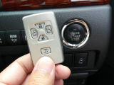 ドアの開閉時にキー操作が不要の便利なスマートキーです!かばんやポケットに入れて持っているだけでボタン一つでドアを開閉できます!