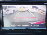 車の背後をディスプレイで確認できるバックカメラを搭載しております。駐車が苦手な方には嬉しい機能ですね♪もちろん目視での確認もお忘れなくですよ!