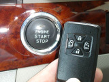 ドアの開閉時にキー操作が不要の便利なスマートキーです!かばんやポケットに入れて持っているだけでボタン一つでドアを開閉できます!