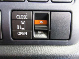 運転席からインパネ部のスイッチを押すだけで、左側スライドドアが自動で開閉します。