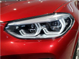 BMWの伝統の丸目4灯ヘッドライトでございます。LEDライトで視認性もよく明るく安全性の向上につながります。