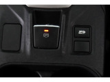 パーキングブレーキは便利な電動式!ボタン一つで操作でき、アクセルを踏めば自動で解除されます♪レバーやペダルがないので運転席廻りもすっきりしますね♪