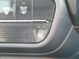 【シートヒーター】 雨の日などの冷えた車内でも、シートから冷えた体をじんわりと暖めてくれます。