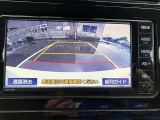 バックガイドモニター(バックモニター)付き。車両後方の映像をナビ画面に表示し、駐車などの後退操作をサポートします。