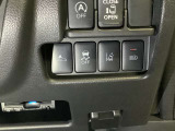 安全装置のスイッチ類は運転席右下に纏められています。