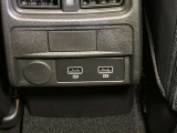 センターコンソールには、USBポートを2つ、収納スペースもあり手のとどきやすい位置で便利です