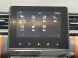 7インチ マルチメディア EASY LINKのタッチスクリーンを介して、日頃から使い慣れたスマートフォン内のナビゲーション機能、音楽再生、通話機能などが使用できる。