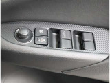 パワーウィンドウのスイッチです。 運転席に居ながら助手席の窓を開け閉めできるので便利ですよ。
