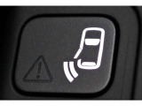 【コリジョンワーニング】ドアを開ける際、後方から接近してくる車両/自転車/歩行者等をセンサーとカメラで検知。接触を回避できるようトリム内の警告灯でその存在を知らせてくれます。