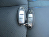 ポケットに入れているだけで、ドアロックの開閉や、エンジンの始動がボタンひとつで出来るインテリジェントキーが付いています!お買い物などで、両手がふさがっているときにとても便利です!