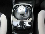 電気自動車およびe-POWER車特有の、軽い操作感なシフトレバー。パーキングブレーキは電磁式です。