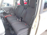 フロントシートは左右がつながったベンチ形状です。中央にはアームレストも装備されており、快適にお使いいただけます!