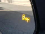 {ブラインドスポットモニター}隣の車線を走る車両をレーダーで検知し、ドアミラーに搭載されたLEDインジケーターが点灯し注意を喚起してくれます。