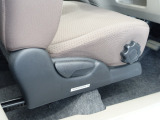 運転席側シートアジャスター シートを座りやすい高さに調節可能ですよ。