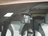 万が一の事故の際に役立つフロントドライブレコーダー搭載。