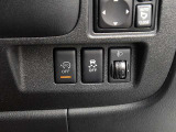 運転席の右側にはヘッドランプレベライザー、VDC、アイドリングストップのスイッチが付いています。