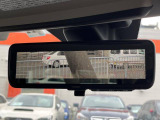 【スマートリヤビューミラー】後席の大きな荷物や同乗者で後方が確認しづらい時でも安心!カメラが撮影した車両後方の映像をルームミラー内に表示。クリアな視界で状況の確認が可能です!