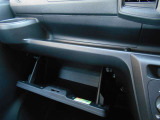 使い勝手の良いグローブボックスは車検証など大きな物もすっぽりと収まるサイズとなっております。
