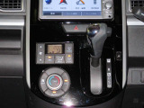 プッシュ式オートエアコン 温度設定をすれば、自動で車内の温度管理をしてくれます。