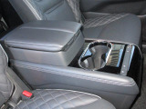 セカンドシート用のアームレスト&ドリンクホルダー。シートヒーターやシートベンチレーションも装備してます。