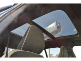 大きなパノラマ・ガラス・サンルーフで開放的な車内をお楽しみください