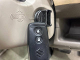 【スマートキー】鍵を持っているだけで、ドアロック解除・施錠からエンジンスタートまで操作できる便利な機能です。