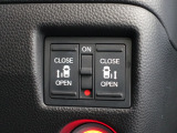 【両側電動パワースライドドア】運転席のスイッチやスマートキーのボタンから開閉が可能です!狭い駐車場でのお子様の乗り降り、お年寄りにも便利で優しい電動機能付きです。