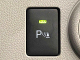 車の四隅にセンサーを施し死角になりやすい左右前後方向の障害物を感知することで、縦列駐車や車庫入れをサポートするコーナーセンサーが付いてます