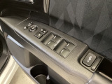 パワーウインドウは運転席でドア4枚とも上下の操作ができるようになっています。その下についているシートヒータースイッチは、HiとLoの2段階で温度設定ができます。