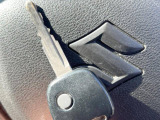 【キーレス】少し離れた場所からでもボタン一つでドアの開錠・施錠ができるのでとっても便利!ドアの鍵穴周りに傷をつけることもありません♪