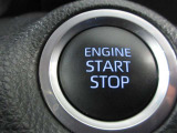 スマートキーシステムはキーをお持ちの方を車がオーナーと判断し、ドアロックの開閉もタッチ&握るだけ。エンジンスタートはブレーキを踏んでスタートボタンを押すだけ。