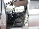 運転席、助手席間を自由に移動できるので、ドライバーが助手席ドアから乗り降りする際にも、スムースに移動できます。