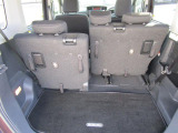荷室は後部座席をスライドさせると大きな荷物も楽々載せられます!