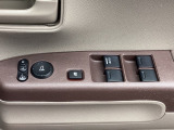 運転席ドアに前席のパワーウインドウスイッチ ドアミラーの格納・角度調整のスイッチがあります
