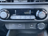 操作の楽なオートエアコン。車内の温度を快適にしてくれます!             USB・タイプC差し込み口がついております