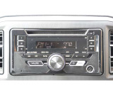 シンプル操作で分かりやすい純正CD・ラジオです。AUX端子も付属しています。ナビへの付け替えもお気軽にご相談ください。