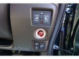 シフトノブの右側、運転席ドアにパワーウィンドウマスタースイッチが有ります。赤いボタン、プッシュエンジンスタート!